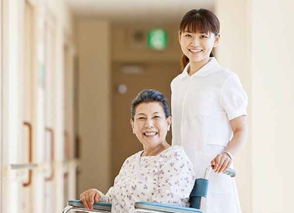 Bảo hiểm sức khỏe dành cho người già hiện đang được nhiều gia đình tin dùng